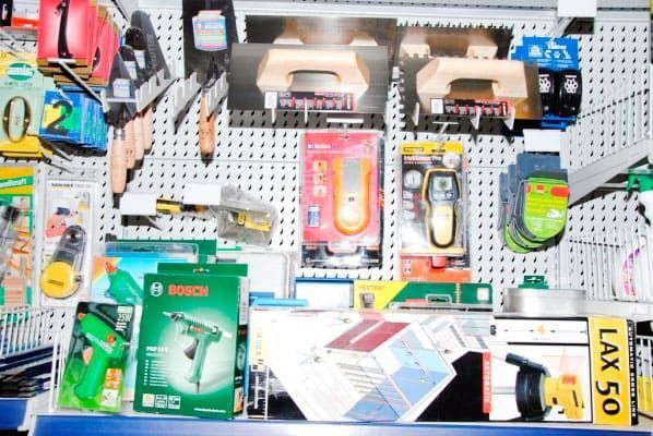 Un montón de herramientas, incluido un taladro Bosch.