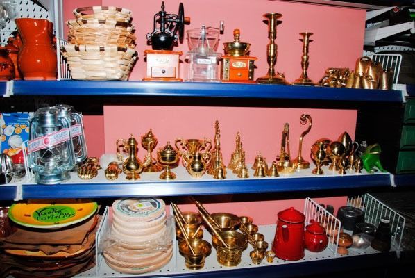 Un estante lleno de una variedad de artículos, incluidas velas.