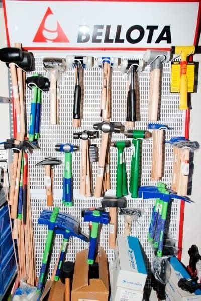 Una exhibición de herramientas de bellota colgadas en una pared.