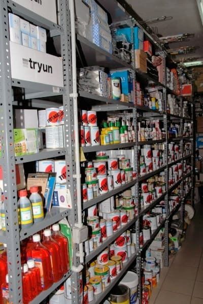 Una tienda con un cartel que dice