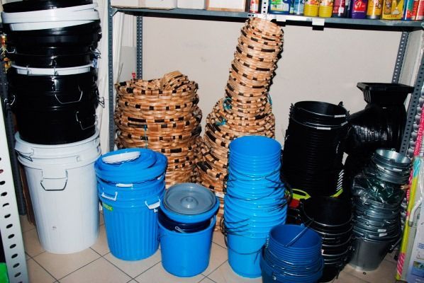 Un montón de cubos están apilados uno encima del otro