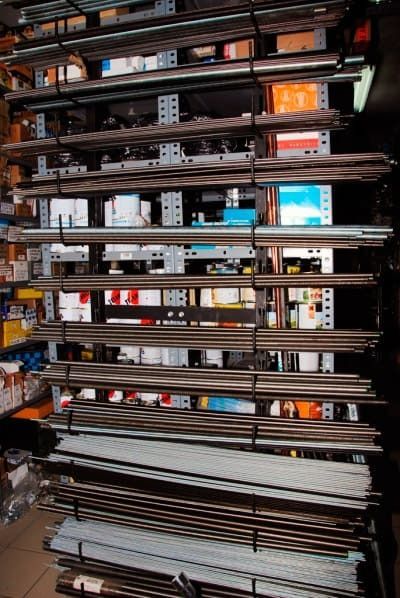 Un montón de tubos de metal están apilados uno encima del otro