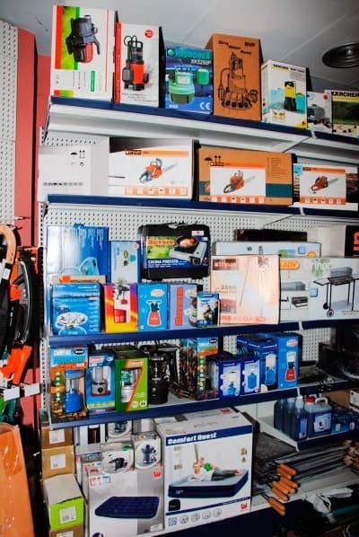 Un estante lleno de cajas, incluida una que dice