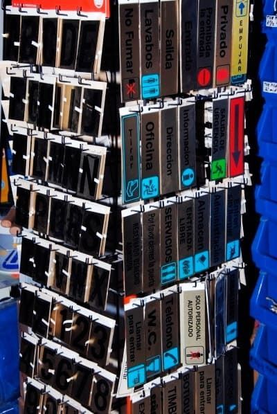 Una pila de libros con uno que dice privada