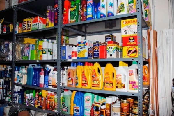 Un estante de una tienda lleno de muchos productos de limpieza, incluidos detergentes.