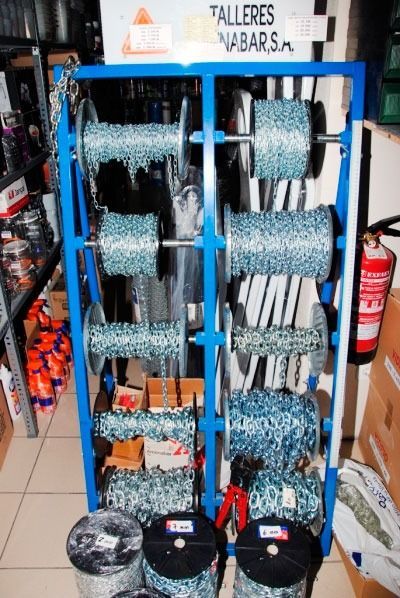 Un cartel de Talleres Nabars está detrás de una exhibición de alambre.