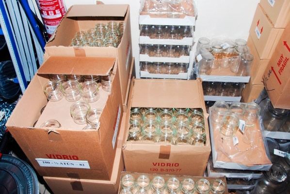 Una caja de cartón con la palabra vidrio escrita en ella.