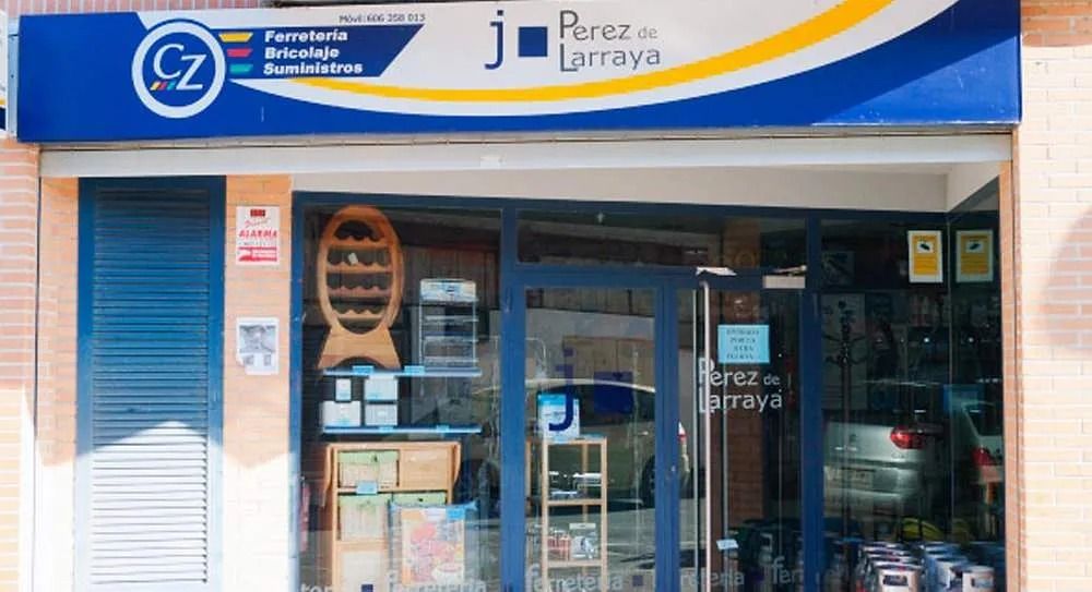 Un escaparate con un cartel azul que dice j