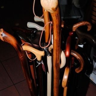 Un montón de bastones de madera colgados en un estante