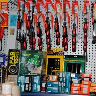 Un montón de herramientas, incluida una caja que dice herramientas para el oído.