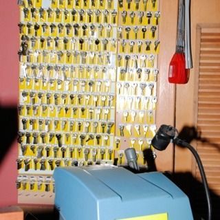 Una máquina está delante de una pared de llaves.