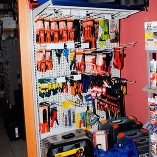 Un estante lleno de herramientas, incluida una caja de herramientas que dice 