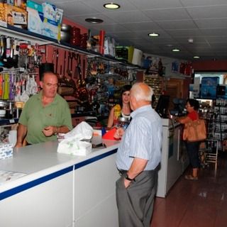 Un grupo de personas de pie alrededor de un mostrador en una tienda.