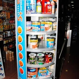 Un escaparate de tienda con un cartel que dice 5 + super grande