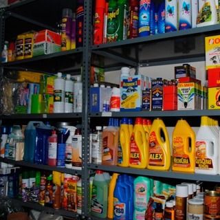 Estantes llenos de muchos productos de limpieza, incluido Alex.
