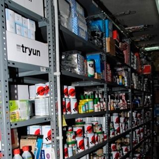 Estantes de una tienda con un cartel que dice tryun