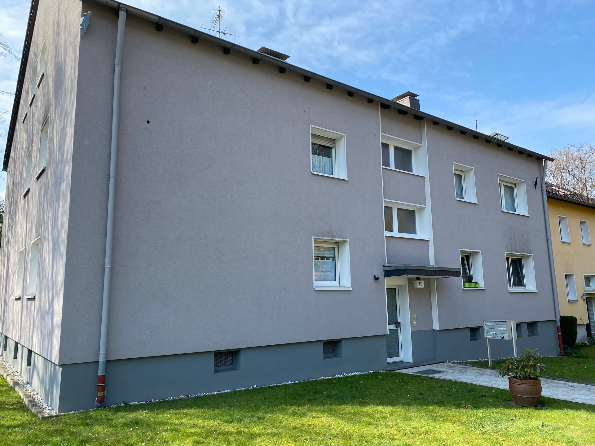 Mehrfamilienhaus von außen, mit Vorgarten