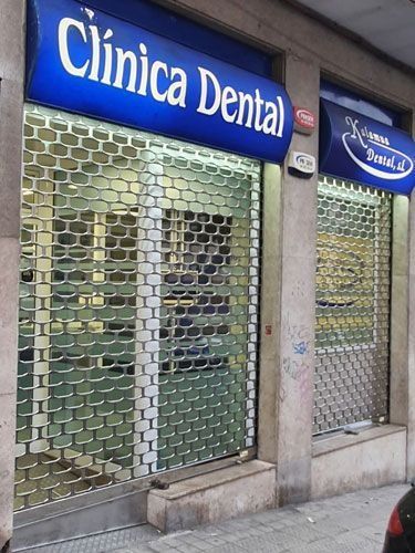 Un consultorio dental con un cartel azul que dice clínica dental