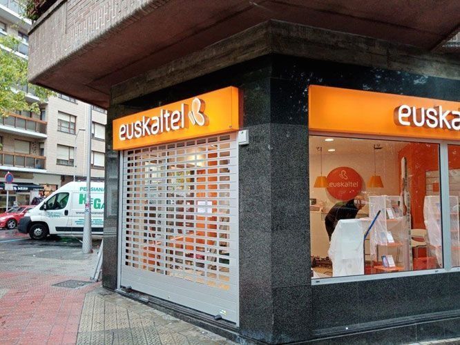 Un escaparate con un cartel naranja que dice Euskaltel