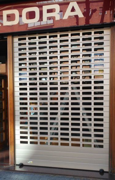 Un escaparate con la palabra Dora.