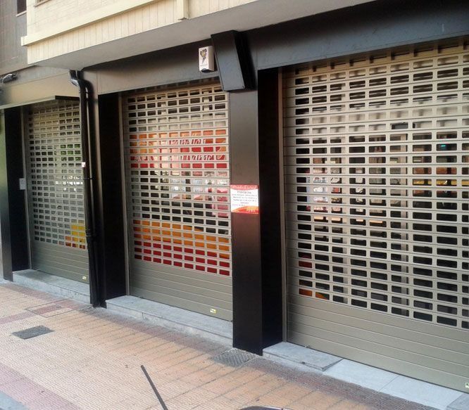 Un edificio con un cartel que dice 'a' en él