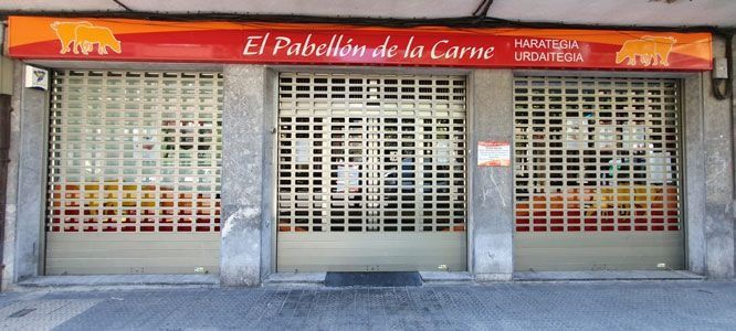 Un escaparate con un cartel que dice El Pabellón de la Carne.