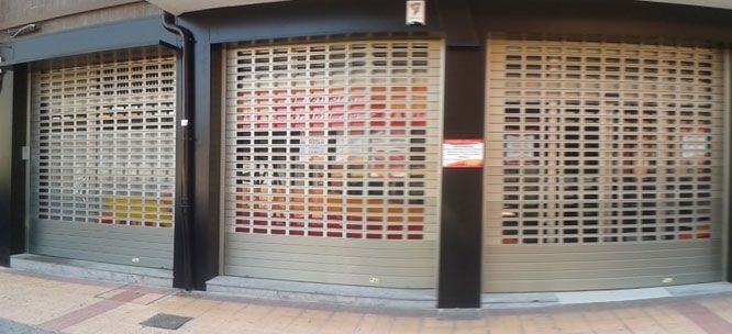 Un escaparate con muchas persianas.