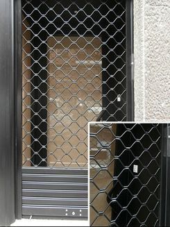 Un primer plano de una reja negra en una ventana.
