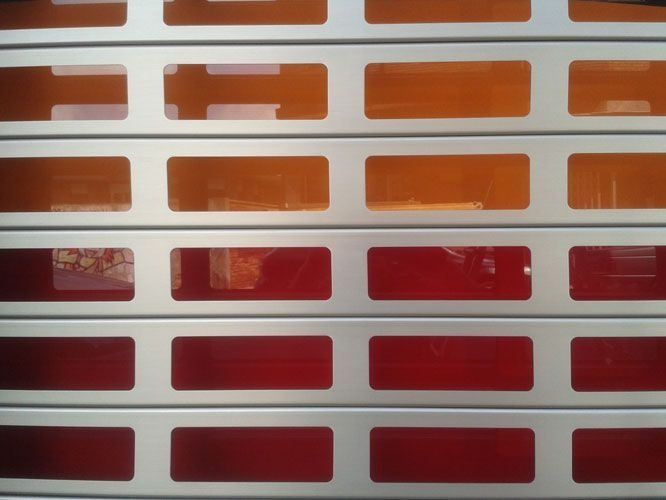 Un primer plano de una persiana enrollable con cuadrados rojos.