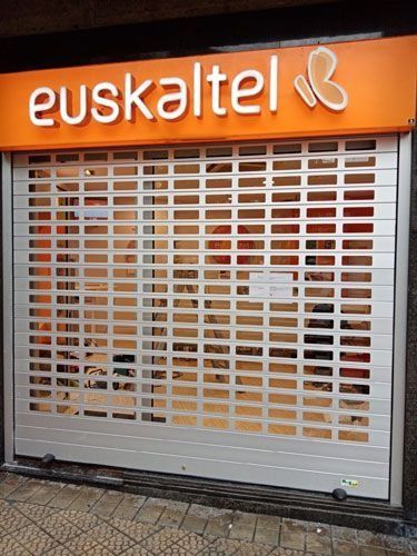 Un escaparate con un cartel que dice euskaltel