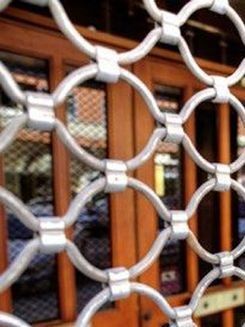 Un primer plano de una rejilla metálica en una puerta.
