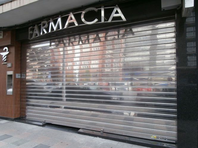 Una farmacia con persiana enrollable de acero inoxidable