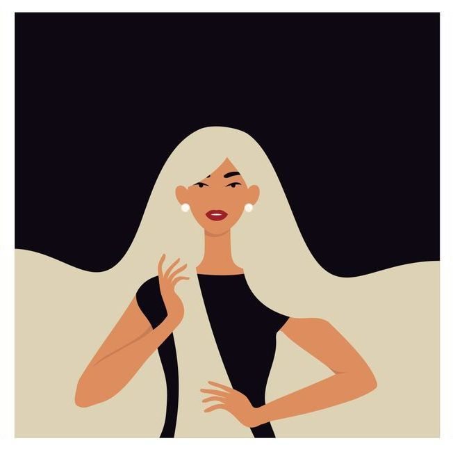 Femme aux longs cheveux blancs sur fond noir, de face