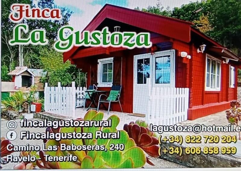 Cabaña roja con valla blanca, cartel