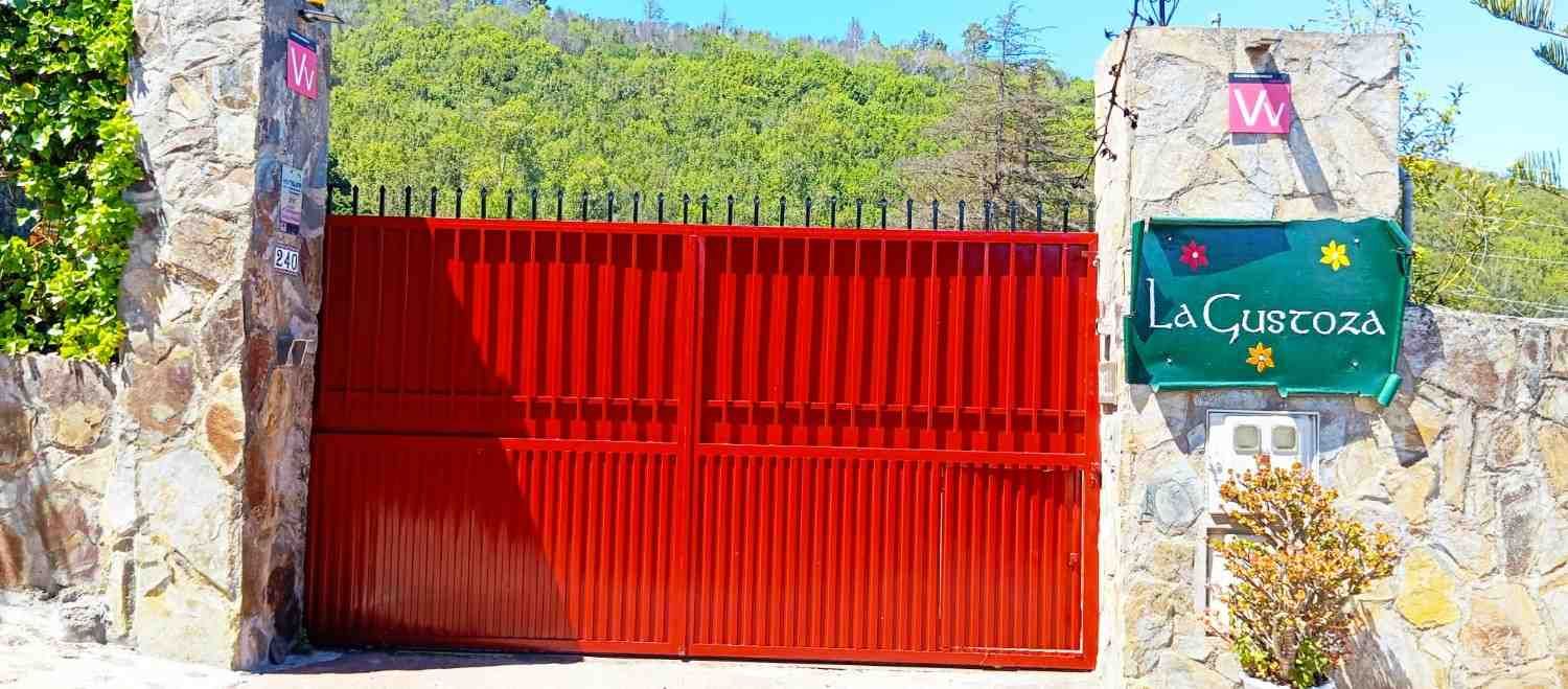 Puerta roja con un letrero que dice