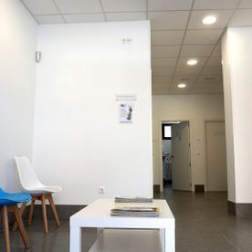 Una sala de espera con una mesa y sillas.