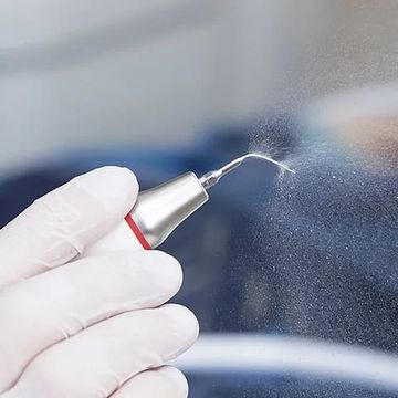 Una persona sostiene una herramienta dental en su mano.