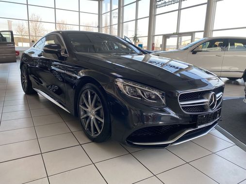Ein schwarzes Mercedes Benz S-Klasse Coupé steht in einem Ausstellungsraum.