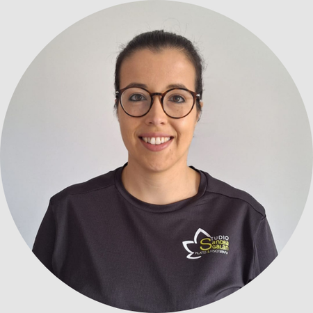 Una mujer con gafas y una camiseta negra con un logo.