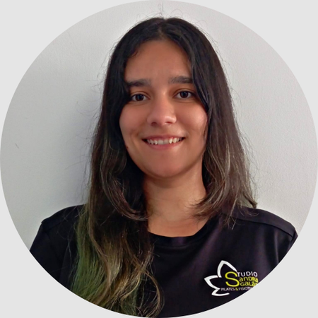 Una mujer con una camisa negra sonríe en un círculo.