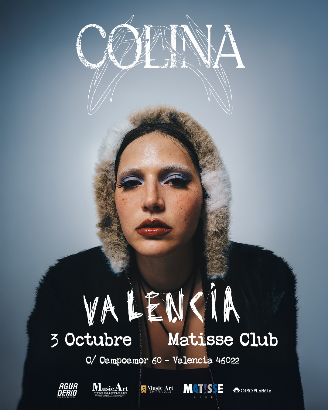 Cartel del concierto de Colina en Valencia. Presenta a una persona con capucha de piel, los textos 