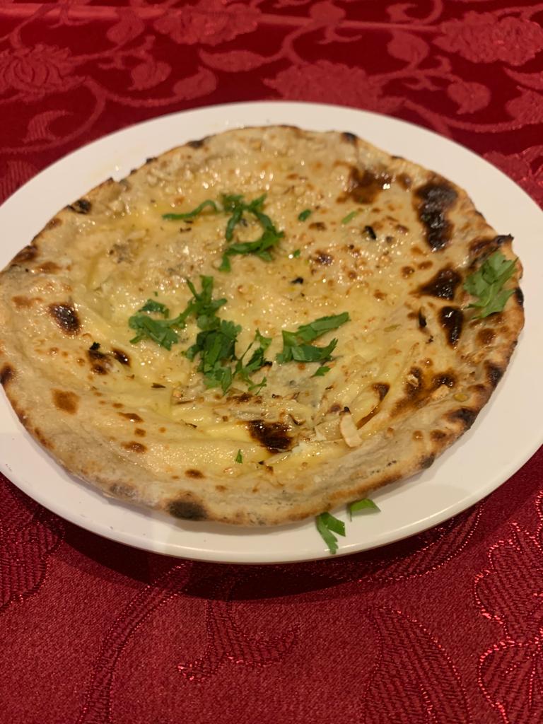 Pain naan, ail et persil