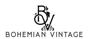 Logotipo de estilo bohemio vintage con iniciales negras estilizadas sobre el nombre de la marca sobre un fondo blanco.