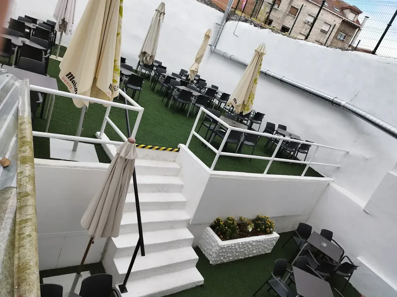 Icono de marcador de posición gris claro con un sol y montañas sobre fondo blanco