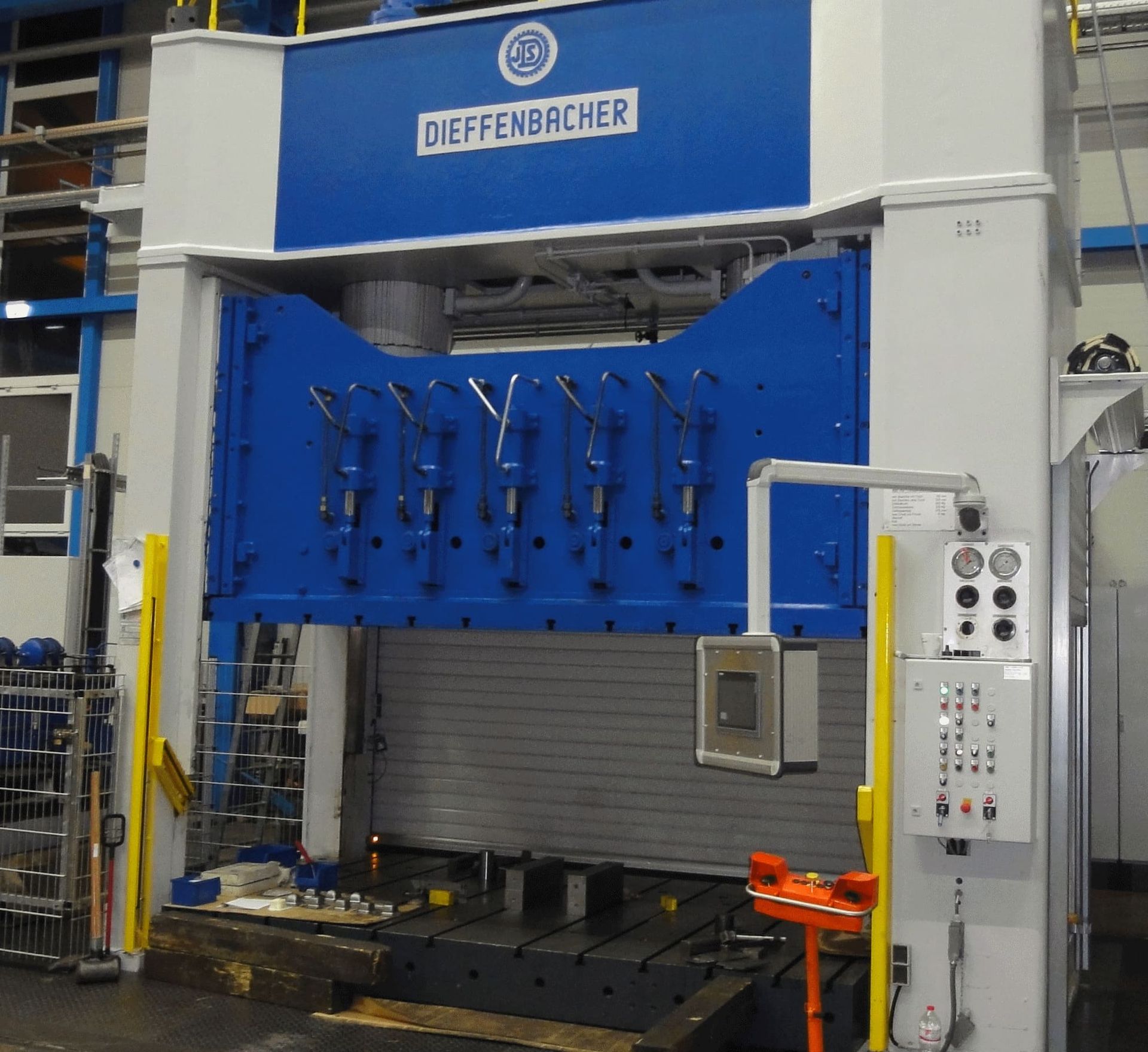 Große blau-weiße Dieffenbacher Industriepresse, Innenaufstellung.