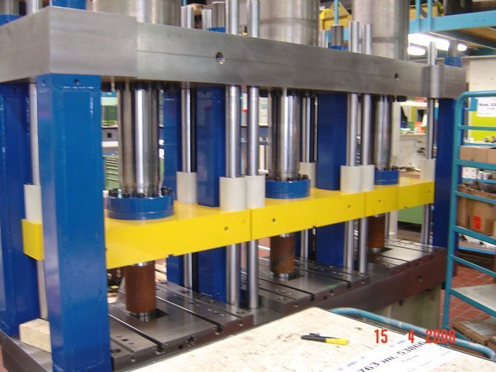 Blaue und gelbe industrielle Hydraulikpresse.