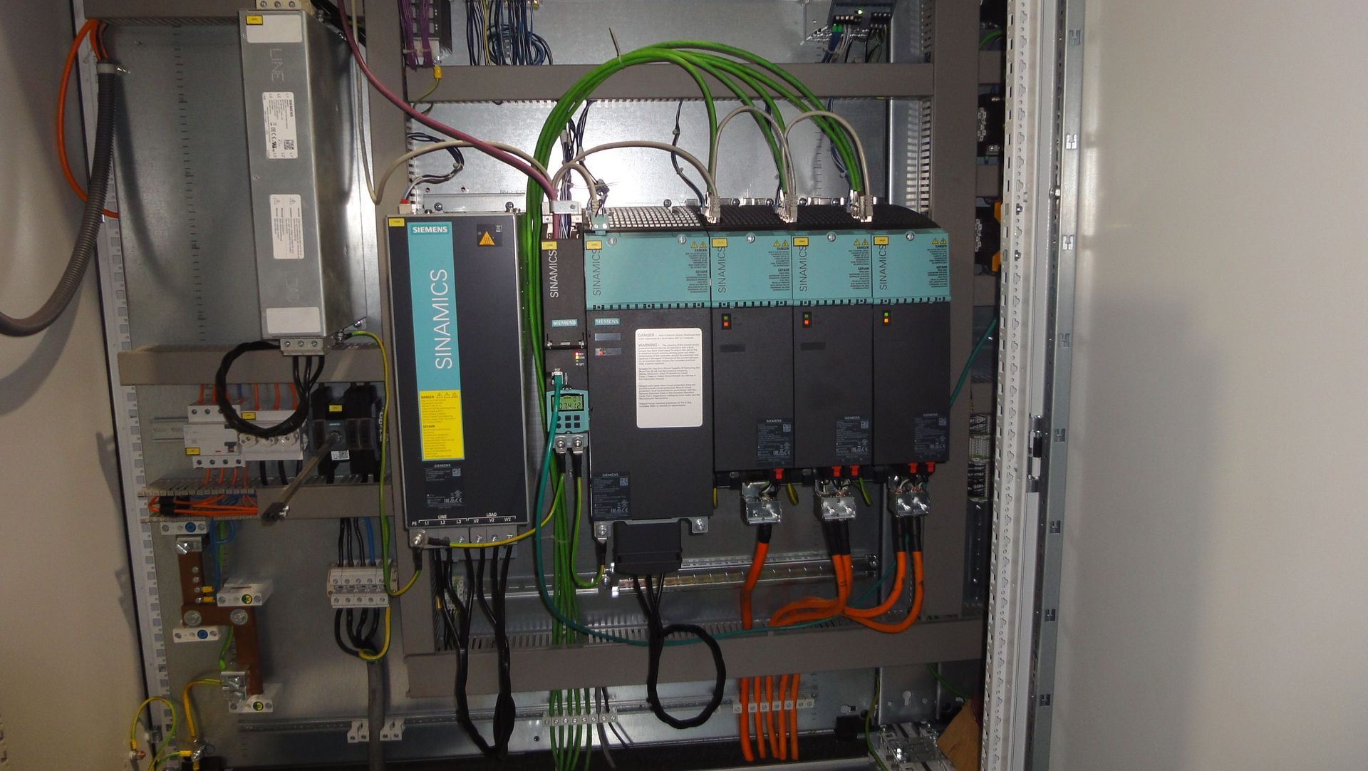Bedienfeld mit Siemens-Automatisierungstechnik, verschiedenfarbigen Drähten und elektrischen Bauteilen.