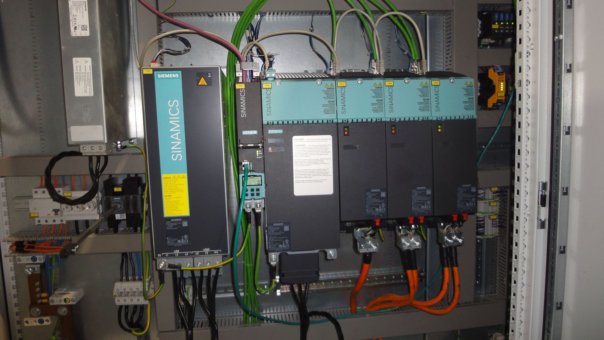 Elektrischer Schaltschrank mit Siemens-Komponenten, Drähten und Kabeln.