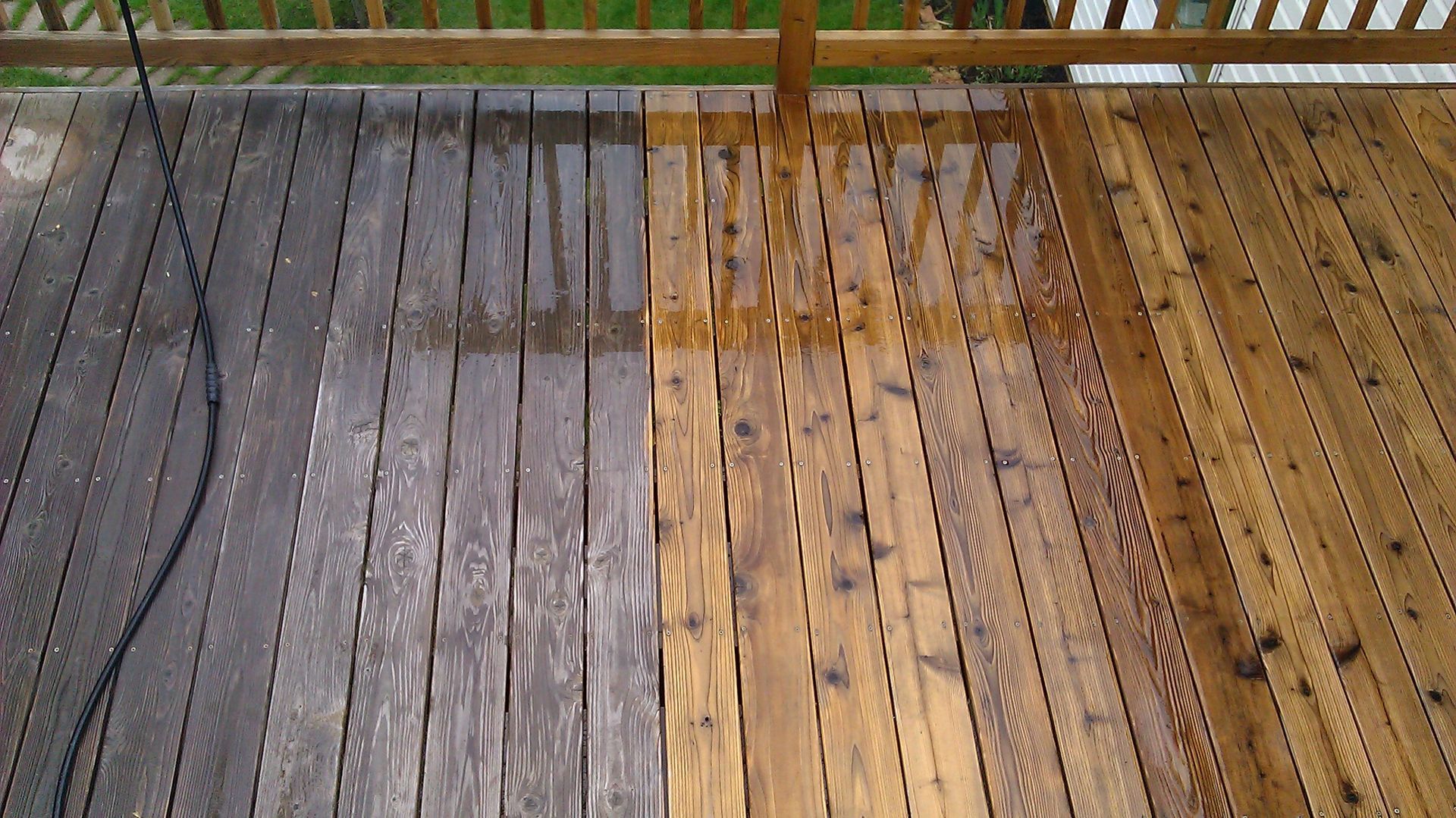 Planches de terrasse en bois dans les tons gris, beige et marron, avec rambarde en partie supérieure