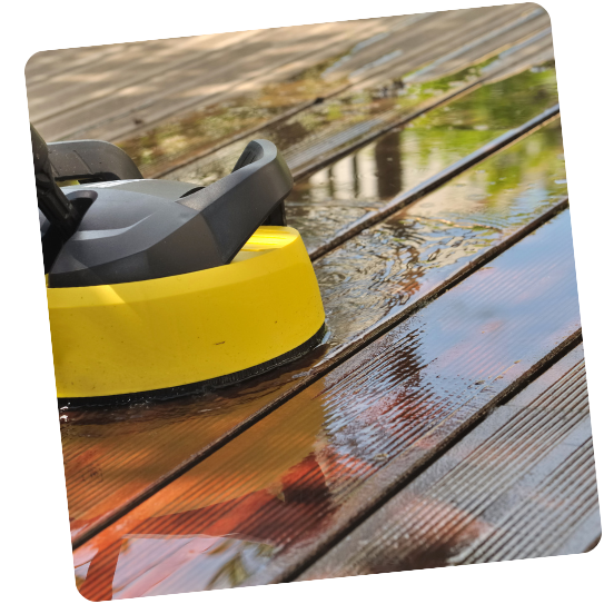 Une cuisine avec une cuisinière et une grande fenêtre